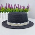 Dettaglio di un cappello di paglia a testa piatta con pizzo elegante e nastro di perle - M (56-58cm) / Nero
