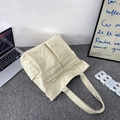 Große beige Segeltuch-Tragetasche mit Vordertaschen und breiten Schultergurten - Gebrochenes Weiß