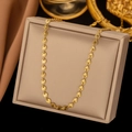 Goldene Kleeblatt-Halskette mit strukturierten Scheiben in einer luxuriösen Schmuckbox - Geprägte Runde Scheibenhalskette (H325) / Gold