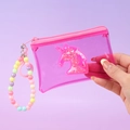 Detalle de monedero de unicornio rosa con purpurina en PVC y llavero de cuentas de colores - Rosa oscuro