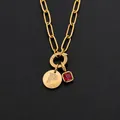 Collana a catena in acciaio inossidabile dorato con ciondoli lettera P e cristallo rosso - Lettera P / Oro