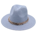 Hellblauer Strohhut Panama-Stil mit eleganter goldener Acrylkette für den Sommer - Einheitsgröße / Himmelblau