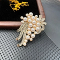 Broche élégante en alliage doré avec perles d'imitation blanches et strass étincelants - BZ069 Grappe de Fleurs Élégante