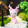 Figurine Capybara rose en résine avec couronne de fleurs et chaîne dorée décorative - Cerf au collier rose