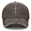 Dettaglio della stampa croce faith sul cappello da baseball vintage in mesh grigio - caffè
