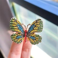 Gouden vlinderbroche met kleurrijke kristallen strass-steentjes en emaille details - Roos Wit Groene Rand Vlinder