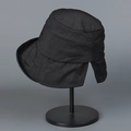 Dettaglio di un cappello da sole in nylon impermeabile con tesa aperta per coda di cavallo - Cappello da pescatore nero con tesa posteriore divisa / Nero