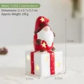Gnomo di Natale in ceramica luminosa su scatola regalo, decorazione festiva da 11 cm - Babbo Natale in Ceramica (T1093-1)