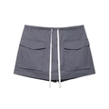 Jupe cargo gris foncé avec cordon blanc et grandes poches à rabat sur fond blanc neutre - XS / Jupe-culotte