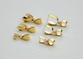 Polierte goldene Anhängerschlaufen aus Edelstahl für DIY-Schmuck auf Holzhintergrund - 3*15mm / Gold