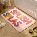 Tapis de bain rose absorbant avec texte Splish Splash posé sur un parquet de salle de bain - 40x60cm / Splish Splash - Rose
