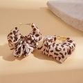 Dettaglio orecchini a cerchio in tessuto leopardato beige con ganci dorati - Marrone