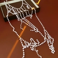 Dettaglio catena corpo multistrato con perle di vetro e nappe metalliche dorate - Bianco