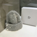 Gros plan du bonnet en fourrure de lapin grise avec strass brillants et texture douce - Extensible / Gris Premium