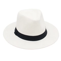 Détail rapproché d'un chapeau de paille blanc avec un ruban noir classique décoratif - Blanc