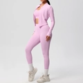Dettaglio del set yoga 3 pezzi color lavanda con giacca, reggiseno e leggings sportivi - rosa ciliegia