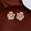Detailansicht der goldenen Blumenohrringe mit funkelnden Zirkonia auf dunklem Stoffhintergrund - 33# Gold (925 Sterling Silber Ohrstecker)