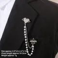 Détail d'une broche à pompon cœur et étoile avec perles sur le revers d'un costume - Style Cœur et Étoile Argentés (TL24028)