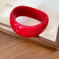 Minimalistischer breiter roter Acryl-Armreif mit polierter Oberfläche und Design - Rot-Unregelmäßig