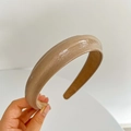 Detail of khaki leather sponge headband with shiny texture and wide minimalist design - Camel