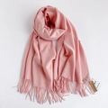 Sciarpa rosa effetto cashmere con eleganti frange e texture morbida su sfondo bianco - Rosa