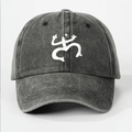 Gros plan sur la broderie grenouille Coquí d'une casquette en coton gris délavé - Taille unique / Noir
