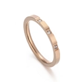 Anillo minimalista de titanio en oro rosa con tres piedras de circonita para mujer - US 5 / Oro rosa