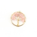 Gedetailleerde close-up van handgemaakte gouden levensboom hanger met roze kristal - Rozenkwarts Levensboom / 30mm / Goud