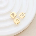 Makro-Detail des vergoldeten quadratischen Buchstabe-P-Anhängers mit Zirkonia-Inlay - Buchstabe P