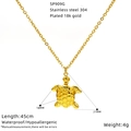 Macro detail van de 18K vergulde roestvrijstalen zeeschildpad hanger aan een ketting - Zeeschildpad Stijl (SP909G)