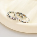Aros de plata con pedrería de colores en forma de corazón presentados en una bandeja blanca - Plateado/Circonita AB