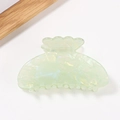 Pince à cheveux vert clair motif marbré avec bordure ondulée en PVC nacré - vert clair