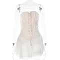 Witte strapless satijnen top en korte rok met ruches van chiffon op een etalagepop - L / Wit