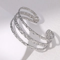 Minimalistisches silbernes mehrlagiges Edelstahl-Manschettenarmband mit Hammerschlag-Textur - Stahlfarbe
