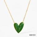 Collier cœur doré avec pendentif en émail vert et chaîne fine sur fond blanc épuré - Collier Cœur Vert (KDD1031)