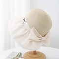 Dettaglio dell'elegante fiocco a rete su cappello di paglia con supporto in legno - Bianco Sporco (Fiocchi Multipli)
