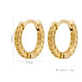Detailansicht der 15mm goldenen Creolen mit filigranem, durchbrochenem Herzmuster-Design - Hohles Herz / Gold