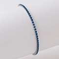 Tennisarmband mit einreihigen dunkelblauen Zirkonia in silberner Krappenfassung - Silber Königsblau