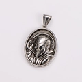 Dettaglio del ciondolo ovale in argento con ritratto inciso su trama a griglia - Ciondolo / Argento Antico (Senza Catena)