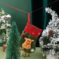 Dettaglio di una calza natalizia festiva con una renna 3D e motivi con fiocchi di neve - Stile Cervo