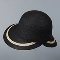 Dettaglio della trama fine intrecciata e del bordo beige su questo cappello di paglia - Nero