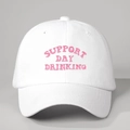 Witte katoenen baseballpet met roze Support Day Drinking borduursel op de voorkant - Eén maat / Wit