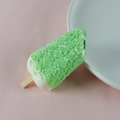 Realistisches grünes Sahne-Eis am Stiel Kühlschrankmagnet-Modell auf rosa Grund - Ohne Magnet / Grün