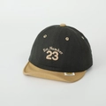 Dettaglio del cappellino da neonato con ricamo del numero 23 e trama in tessuto di cotone - 50cm (1-3 Anni) / Verde Militare (Numero 23)