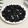Piedras de turmalina negra natural en bruto mostradas en un plato de cerámica - Hiperstena / 5-7mm (100g)