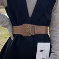 Cintura larga elastica marrone da donna con fibbia vintage in metallo ottone su vestito - Cammello
