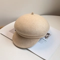 Gorra tipo newsboy de lana beige para mujer presentada sobre una revista de moda - Talla Única (53-58CM) / Beige