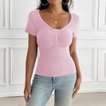 Eng anliegendes Y2K T-Shirt in Hellrosa mit V-Ausschnitt, Spitze und Zierknöpfen - S / Rosa