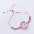 Detail van roségouden vierkant horloge met paarse wijzerplaat en kristallen armband - Roségoud-Vierkante Paarse Wijzerplaat (Gadi)