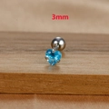 Makroaufnahme eines 3mm herzförmigen blauen Zirkon-Ohrsteckers auf Holzsockel - 3mm Silberton Blauer Stil (E1611)